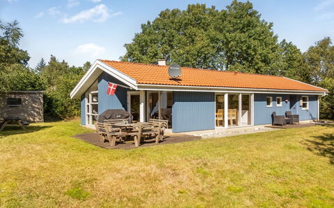 Elizabeth - 150M to the Fjord: Building, House, Residential Area, Home, Shrub, Roof, Cottage, Estate, Garden