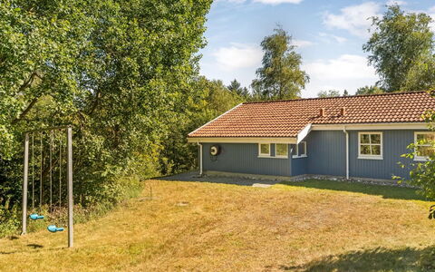 Elizabeth - 150M to the Fjord: Building, House, Residential Area, Home, Shrub, Roof, Cottage, Estate, Garden