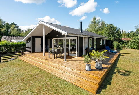 Lillebror - 7Km from the Sea: Building, House, Residential Area, Home, Shrub, Roof, Cottage, Estate, Garden