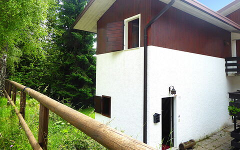 Chalet Giove: Wood, House, Home, Cottage, Siding, Backyard, Farmhouse, Daylighting, Balcony