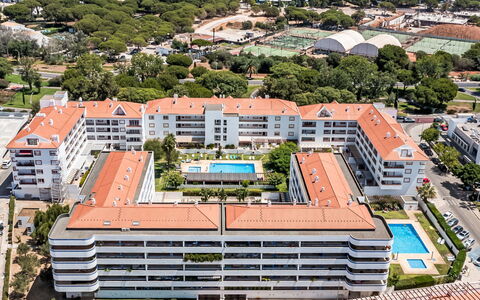 Mediterrâneo: House, Home, Roof, Cottage, Shrub, Siding, Estate, Farmhouse, Garden, Landscaping