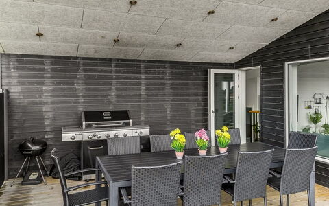 Fin - 150M from the Sea: Roof, House, Home, Cottage, Siding, Estate, Driveway, Garden Buildings, Yard, Shed
