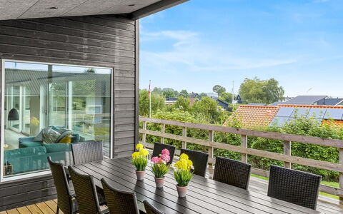 Fin - 150M from the Sea: Roof, House, Home, Cottage, Siding, Estate, Driveway, Garden Buildings, Yard, Shed