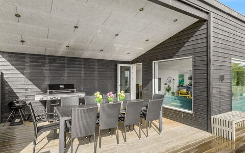 Fin - 150M from the Sea: Roof, House, Home, Cottage, Siding, Estate, Driveway, Garden Buildings, Yard, Shed