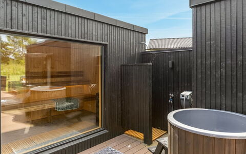 Artur - 800M from the Sea: Plumbing Fixture, Composite Material, Hardwood, Plumbing, Design, Bathtub, Tile, Wood Stain, Bathroom, Jacuzzi