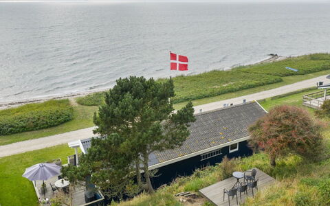 Gertje - 20M from the Sea: Blue, Shrub, Cottage, Groundcover, Garden, Estate, Shade, Landscaping, Farmhouse, Eco Hotel