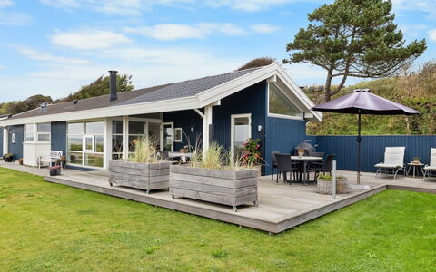 Gertje - 20M from the Sea: Blue, Shrub, Cottage, Groundcover, Garden, Estate, Shade, Landscaping, Farmhouse, Eco Hotel