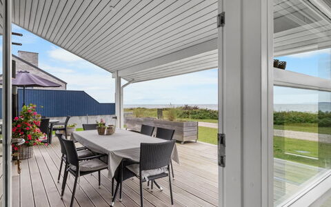 Gertje - 20M from the Sea: Blue, Shrub, Cottage, Groundcover, Garden, Estate, Shade, Landscaping, Farmhouse, Eco Hotel