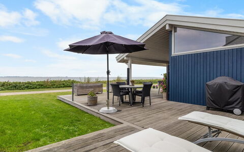 Gertje - 20M from the Sea: Blue, Shrub, Cottage, Groundcover, Garden, Estate, Shade, Landscaping, Farmhouse, Eco Hotel