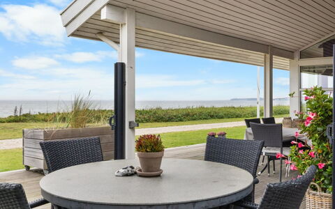 Gertje - 20M from the Sea: Blue, Shrub, Cottage, Groundcover, Garden, Estate, Shade, Landscaping, Farmhouse, Eco Hotel