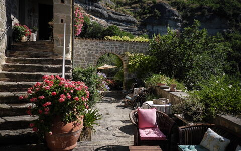 Agriturismo Arcera Apartments: Flowerpot, Shrub, Houseplant, Garden, Courtyard, Outdoor Furniture, Balcony, Hacienda, Landscaping