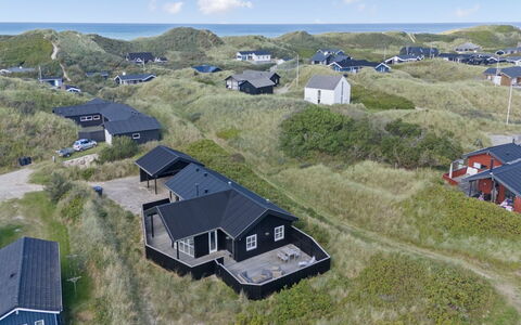 Alde - 150M from the Sea: Blue, Shrub, Cottage, Groundcover, Garden, Estate, Shade, Landscaping, Farmhouse, Eco Hotel