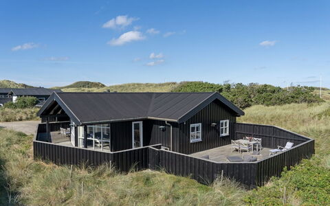 Alde - 150M from the Sea: Blue, Shrub, Cottage, Groundcover, Garden, Estate, Shade, Landscaping, Farmhouse, Eco Hotel