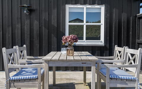 Alde - 150M from the Sea: Blue, Shrub, Cottage, Groundcover, Garden, Estate, Shade, Landscaping, Farmhouse, Eco Hotel