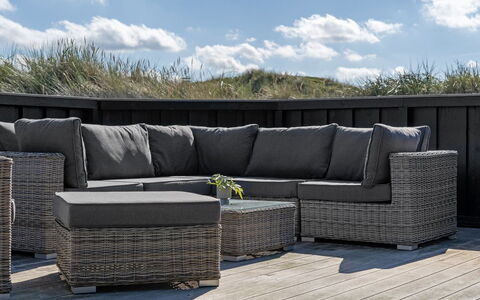 Alde - 150M from the Sea: Blue, Shrub, Cottage, Groundcover, Garden, Estate, Shade, Landscaping, Farmhouse, Eco Hotel