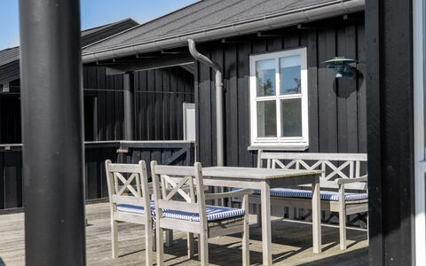 Alde - 150M from the Sea: Blue, Shrub, Cottage, Groundcover, Garden, Estate, Shade, Landscaping, Farmhouse, Eco Hotel