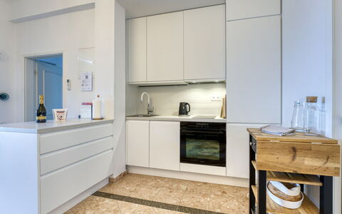 Design Jamar: Kitchen Appliance, Countertop, Kitchen, Cabinetry, Interior Design, Flooring, Furniture, Major Appliance, Wood, Floor