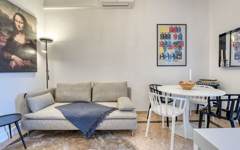 Design Jamar: Furniture, Interior Design, Flooring, Floor, Couch, Wall, Room, Living Room, Wood, Table