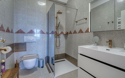 Design Jamar: Flooring, Floor, Interior Design, Plumbing Fixture, Tile, Ceiling, Tap, Composite Material, Bathroom, Plumbing
