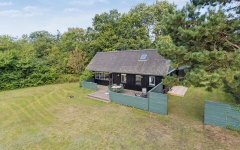 Joon - 100M from the Sea: Grass, House, Roof, Cottage, Shrub, Home, Rural Area, Groundcover, Lawn, Garden