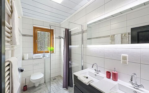 Saalbach-Hinterglemm 107: Interior Design, Flooring, Plumbing Fixture, Bathroom, Floor, Sink, Tap, Plumbing, Home, Ceiling