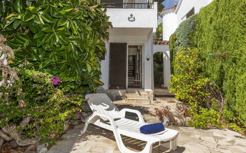 Playador: House, Shade, Garden, Estate, Resort, Landscaping, Balcony, Hacienda, Yard, Eco Hotel