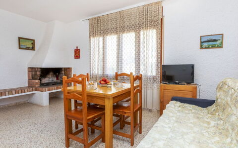 Balaguer: Ceiling, Apartment, Wood Stain, Hardwood, Living Room