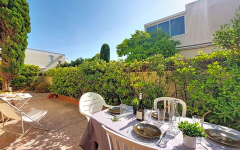 Le Barcarès 255: Shrub, Garden, Landscaping, Yard, Chair, Shade, Hacienda, Backyard, Outdoor Furniture, Courtyard