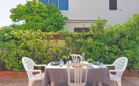 Le Barcarès 255: Furniture, Chair, Outdoor Table, Outdoor Furniture, Shade, Kitchen & Dining Room Table, Garden, Yard, Landscaping, Backyard