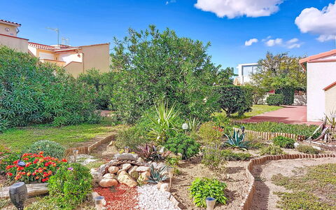 Les Supers Marines: Furniture, Balcony, Shade, Garden, Outdoor Furniture, Chair, Porch, Yard, Landscaping, Backyard