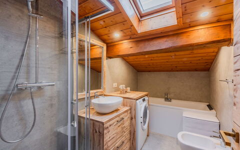 Mansarda in Legno San Rocco: Flooring, Floor, Plumbing Fixture, Wood, Interior Design, Ceiling, Room, Tap, Plumbing, Bathroom