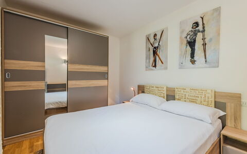 Al Parco: Bed, Furniture, Interior Design, Bedroom, Flooring, Floor, Bedding, Wood, Bed Sheet, Room