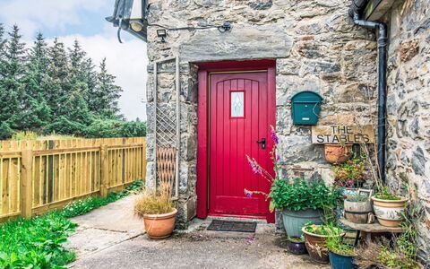 Highland Cottage: Apartment, Estate, Yard, Lawn, Landscaping, Balcony, Villa