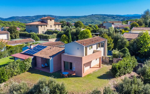 Albachiara: Apartment, Estate, Yard, Lawn, Landscaping, Balcony, Villa