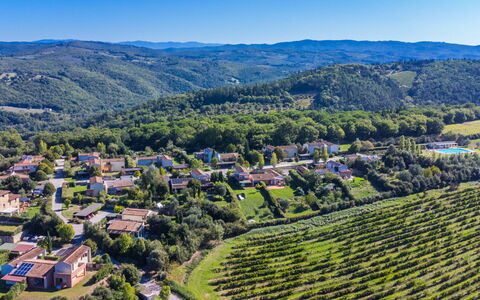 Albachiara: Apartment, Estate, Yard, Lawn, Landscaping, Balcony, Villa