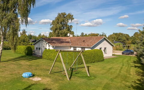 Mainio - 800M from the Sea: Grass, House, Shrub, Land Lot, Landscape, Home, Cottage, Lawn, Roof