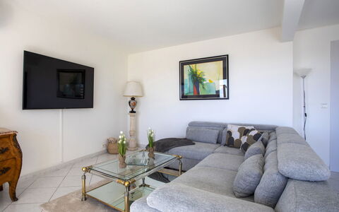 Azur Paradis: Furniture, Couch, Interior Design, Flooring, Floor, Living Room, Room, Ceiling, Table, Home