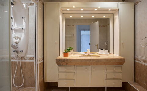 Azur Paradis: Bathroom Sink, Sink, Interior Design, Plumbing Fixture, Mirror, Flooring, Countertop, Wall, Bathroom, Floor