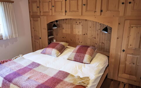 Spunda Biala: Wood, Bedroom, Flooring, Interior Design, Furniture, Floor, Bed, Bed Sheet, Room, Bedding