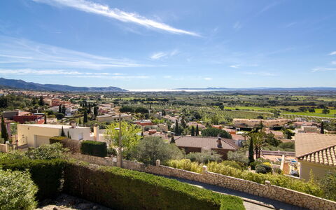 Belle Vue: Sky, Daytime, Horizon, Residential Area, Landscape, Land Lot, Plain, Suburb