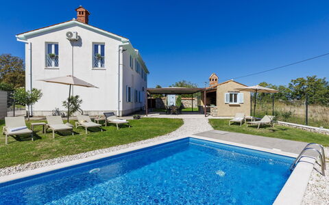 Villa Accordia: Mountainous Landforms, Snow, Mountain, Town, Winter, Mountain Range, Glacial Landform, Freezing, Hill Station, Slope