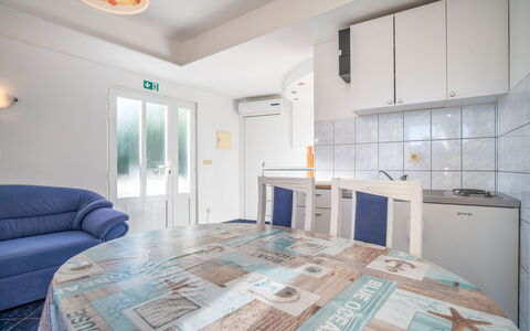 Plavi: Flooring, Floor, Apartment, Ceiling, Chair, Hotel, Plaster