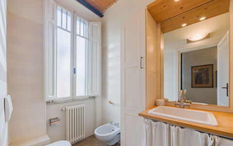 Onda Loft: Wall, Plumbing Fixture, Flooring, Wood, Interior Design, Floor, Sink, Tap, Bathroom Sink, Bathroom