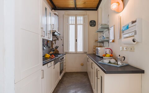 Onda Loft: Kitchen, Kitchen Appliance, Countertop, Cabinetry, Major Appliance, Interior Design, Wood, Flooring, Kitchen Sink, Ceiling