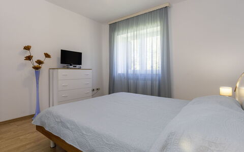 Meri: Bed, Furniture, Interior Design, Bedroom, Flooring, Floor, Wood, Ceiling, Bed Sheet, Room