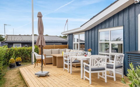Skarthi - 200M from the Sea: Wood, Home, Deck, Siding, Plank, Hardwood, Shade, Porch, Design, Wood Stain
