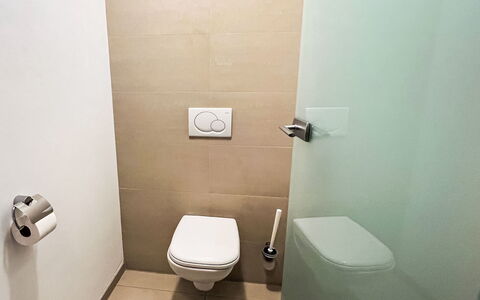 Oberndorf in Tirol 649: Toilet Seat, Wall, Flooring, Toilet, Bathroom, Floor, Plumbing Fixture, Interior Design, Plumbing, Tile