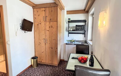 Accommodation:&nbsp;Cheeky Apartment 649.6