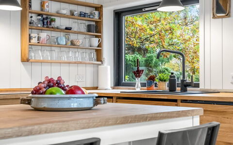 Hals 983: Kitchen, Furniture, Countertop, Kitchen Appliance, Interior Design, Cabinetry, Wood, Flooring, Home Appliance, Tableware
