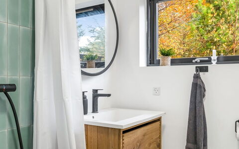 Hals 983: Plumbing Fixture, Bathroom Sink, Interior Design, Tap, Bathroom, Mirror, Sink, Plumbing, Bathroom Cabinet, Glass